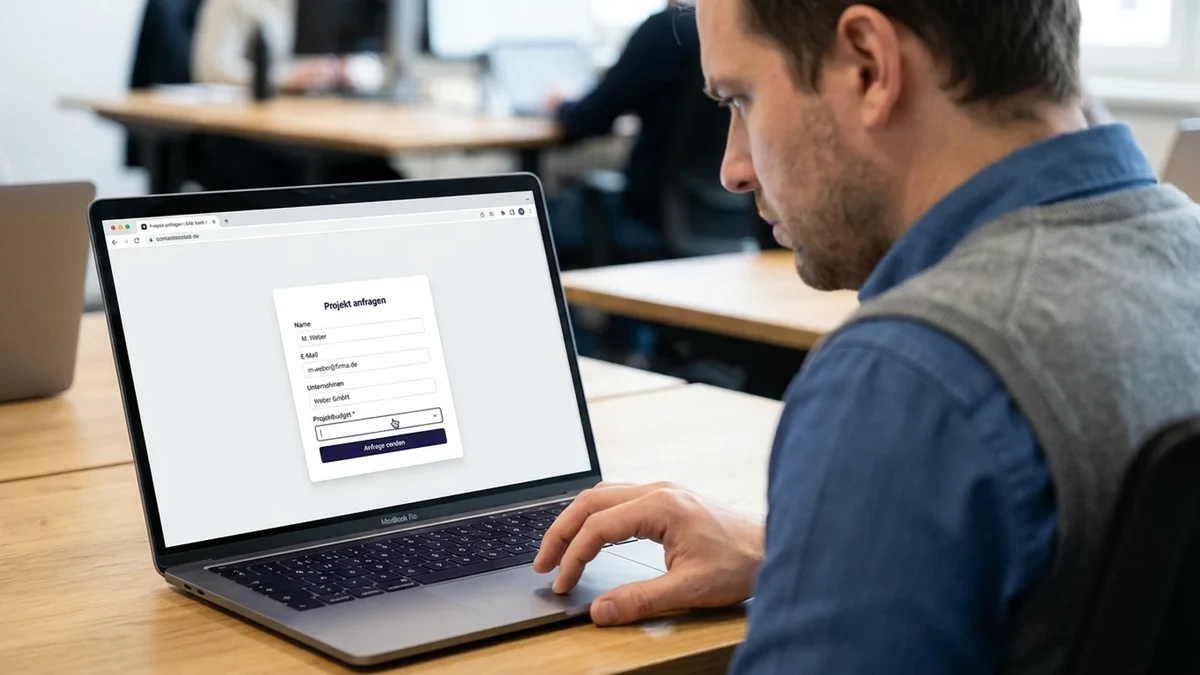 Usability-Test-Szenario: Ein Testnutzer zögert beim Pflichtfeld „Projektbudget" eines B2B-Anfrageformulars